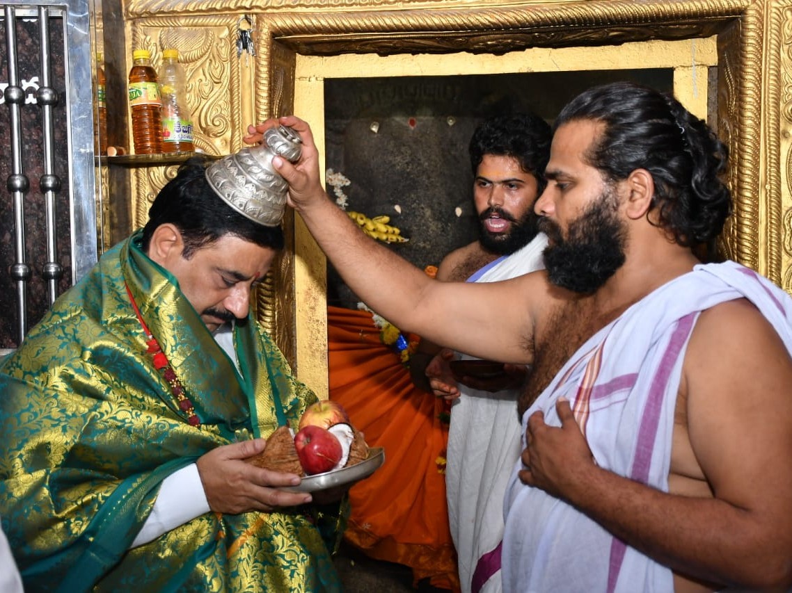 దశబుజ వినాయకుడి సేవలో ప్రభుత్వ విప్
