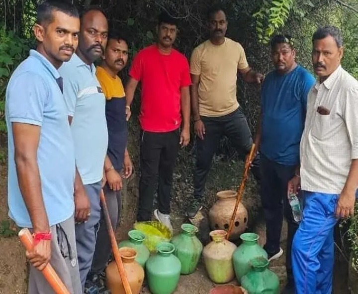 హోళగుందలో 70 లీటర్ల బెల్లం ఊట ధ్వంసం