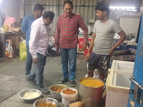 భోజన హోటళ్లను తనిఖీ చేసిన కమిషనర్