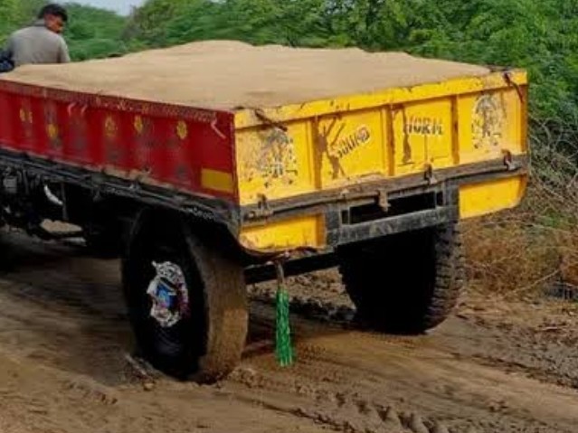 రెండు ఇసుక ట్రాక్టర్లు పట్టివేత