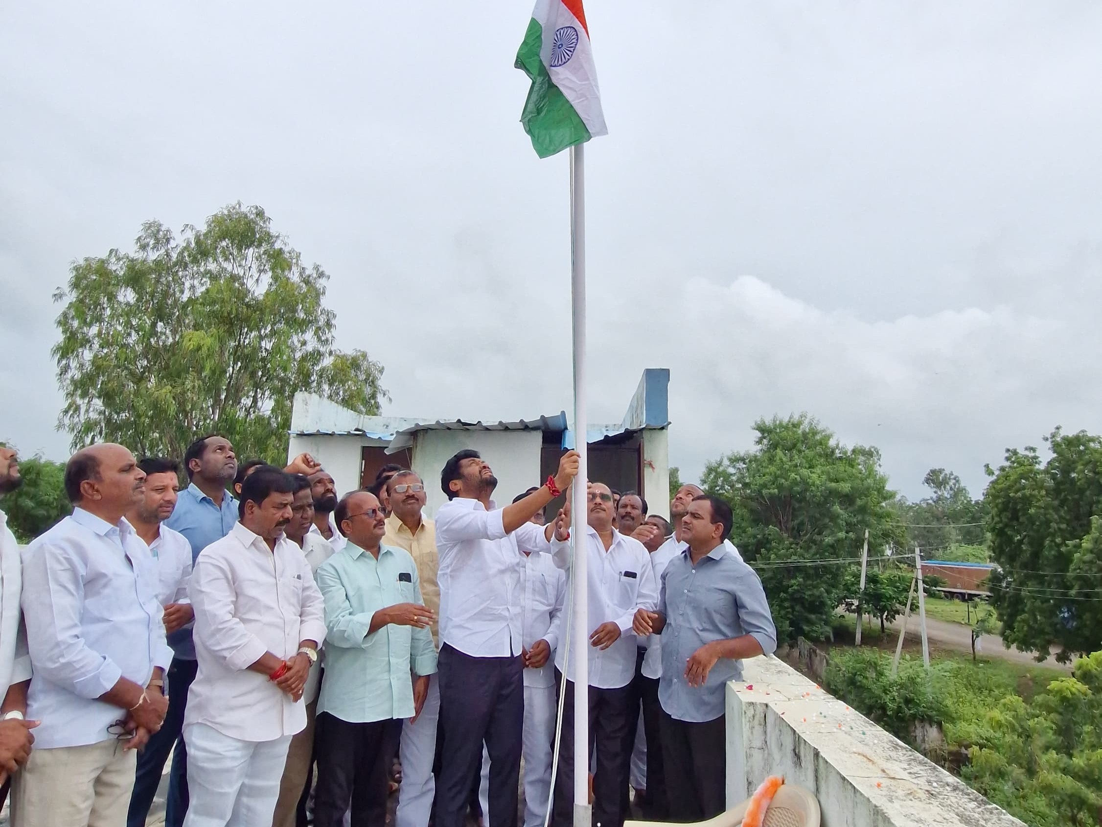 జాతీయ జెండాను ఆవిష్కరించిన MLA అనిల్ జాదవ్