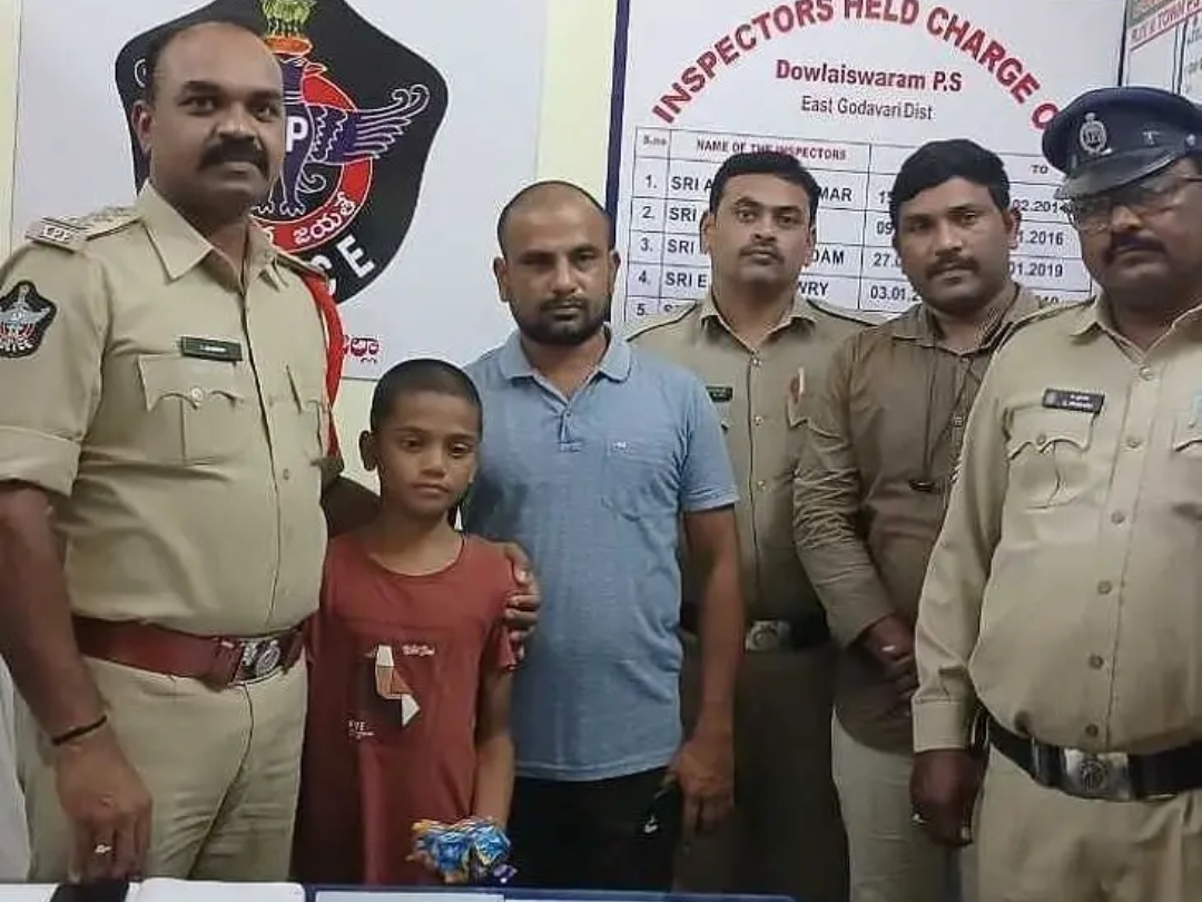 తప్పుపోయిన బాలుడిని తల్లిదండ్రులకు అప్పగించిన పోలీసులు