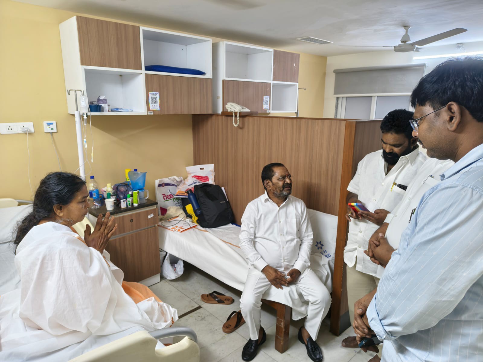 రాధమ్మను పరామర్శించిన ఎమ్మెల్యే