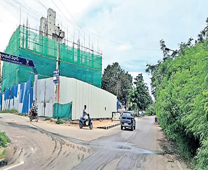 శంషాబాద్‌లో సర్వీస్ రోడ్డు కబ్జా