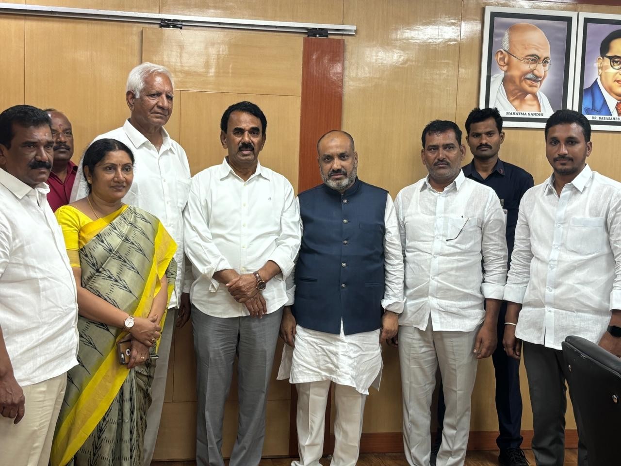 మంత్రి జూపల్లి కృష్ణారావును కలిసిన మాజీ TPCC ప్రధాన కార్యదర్శి