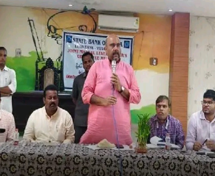 ‘తక్కువ వడ్డీలతో సకాలంలో రుణాలు ఇవ్వాలి’