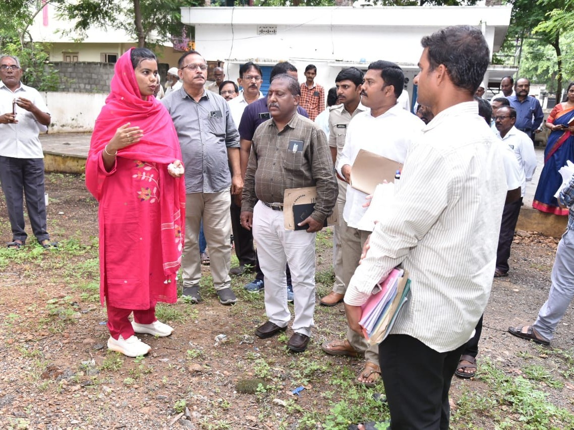 తురకపాలెంలో కలెక్టర్ పర్యటన