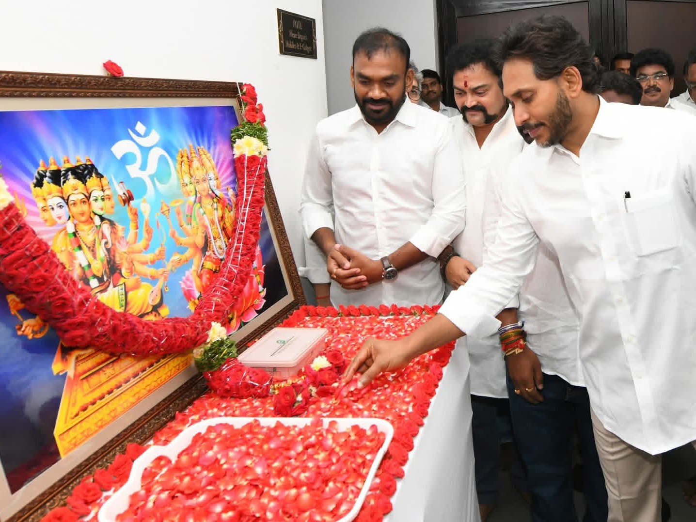 విశ్వకర్మ జయంతి సందర్భంగా వైఎస్‌ జగన్‌ నివాళులు