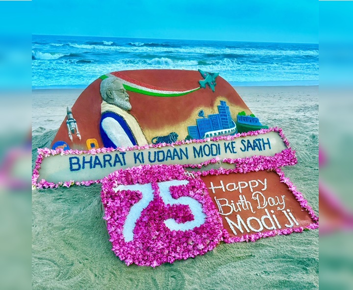 750 తామరపూలతో ప్రధాని మోదీ సైకత శిల్పం