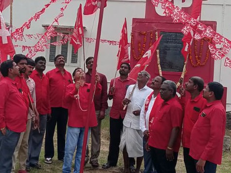 స్మారక స్తూపం వద్ద సీపీఐ జెండా ఆవిష్కరణ