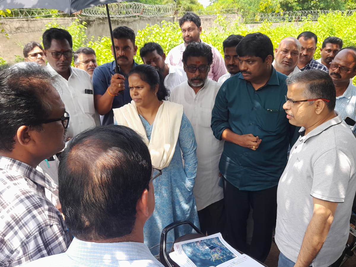 భూములను పరిశీలించిన పరిశ్రమల శాఖ కార్యదర్శి