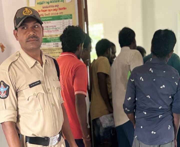 పోలీసు బందోబస్తుతో యూరియా పంపిణీ