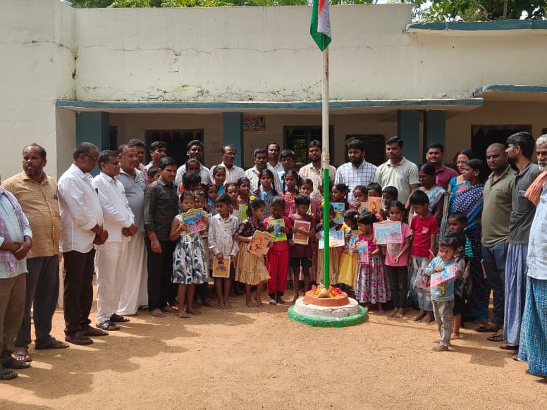 విద్యార్థులకు నోటు పుస్తకాల పంపిణీ