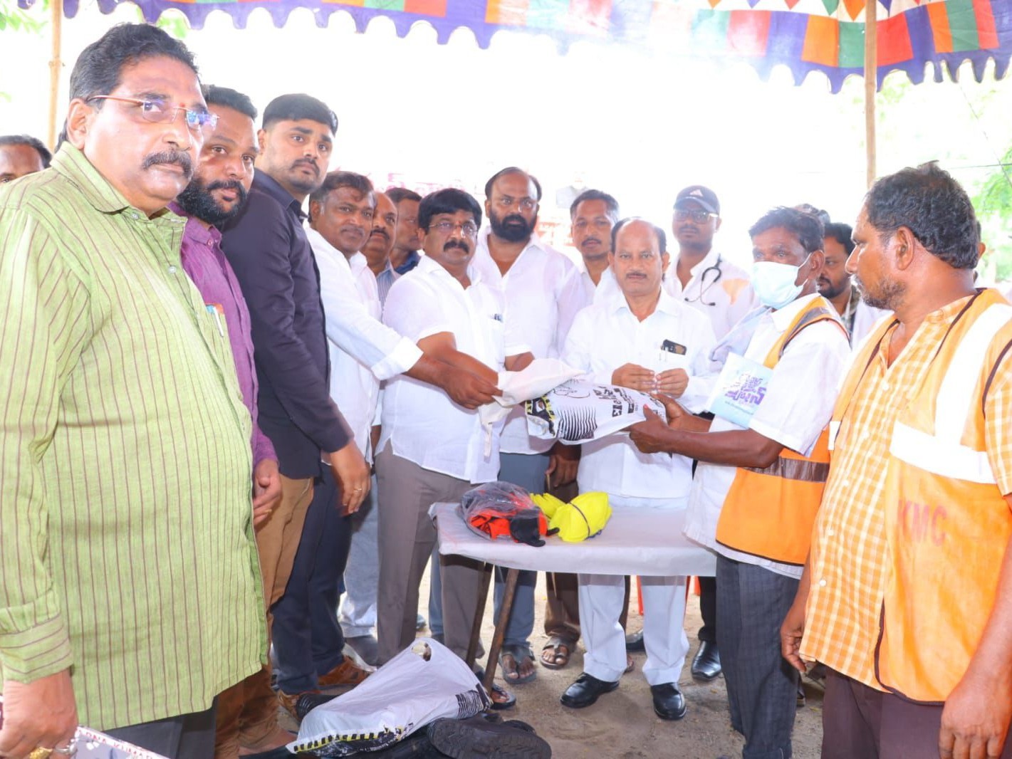 శ్రామికులకు నిత్య వస్తువులు పంపిణీ చేసిన ఎమ్మెల్యే