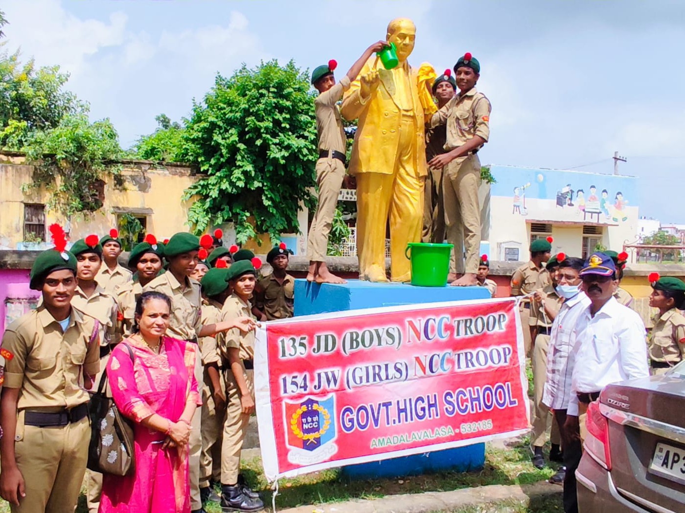 మహనీయుల విగ్రహాలను శుభ్రం చేసిన NCC విద్యార్థులు