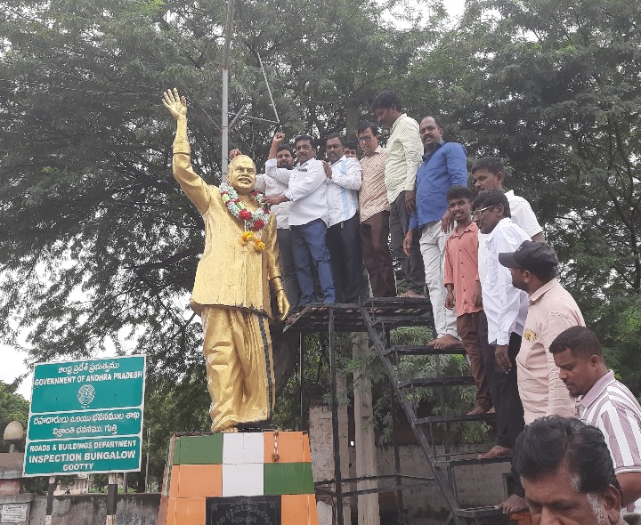 గుత్తి పట్టణంలో వైసీపీ నాయకుల సంబరాలు