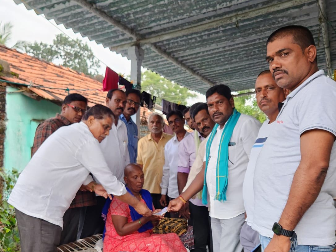 సంఘ నాయకుడి కుటుంబానికి ఆర్థిక సహాయం అందజేత