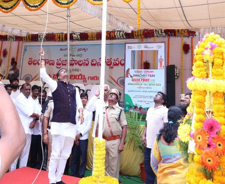 జాతీయ పతాకాన్ని ఎగుర వేసిన ప్రభుత్వ విప్