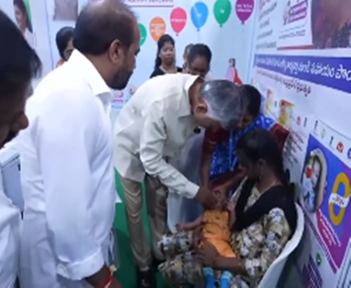 చిన్నారులకు టీకాలు వేసిన సీఎం చంద్రబాబు