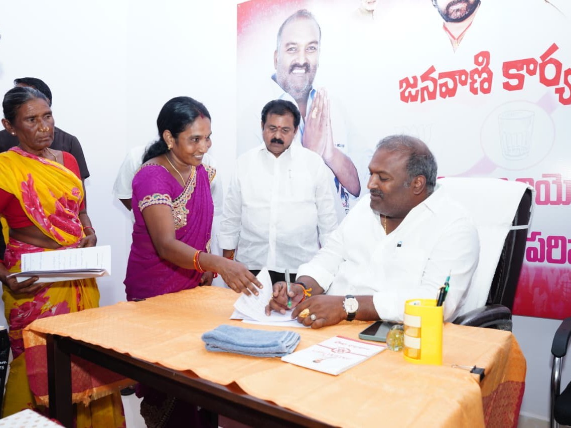 జనవాణిలో 300 అర్జీలు