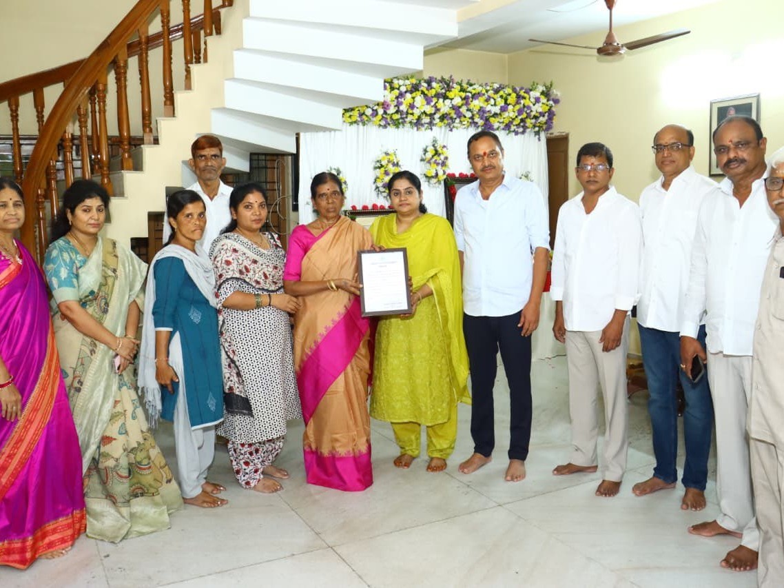 ఎమ్మెల్యేకు శ్రద్ధాంజలి తీర్మాన కాపీ అందించిన MRO