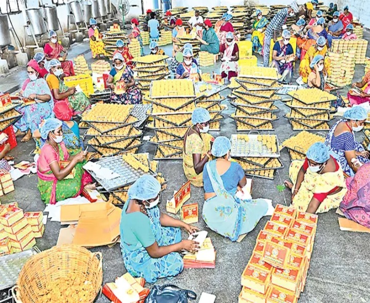 భక్తుల సేవకు.. దుర్గమ్మ సేన