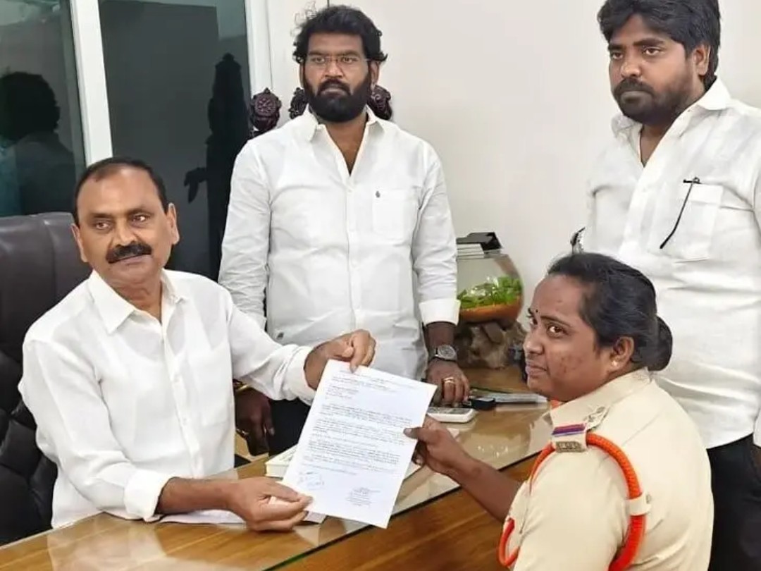 భూమన కరుణాకర్ రెడ్డికి నోటీసుల అందజేత