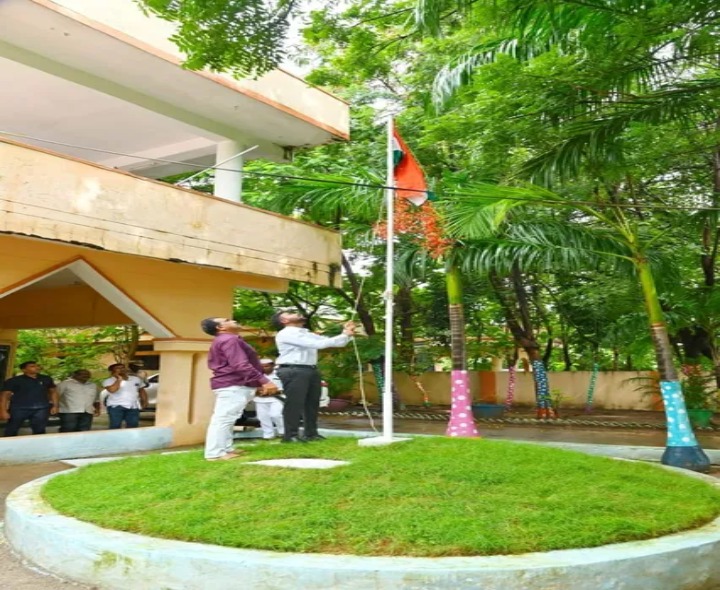 కార్యాలయంలో జాతీయ పతాకవిష్కరణ