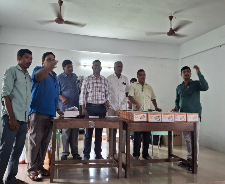 డీలర్లకు కొత్త ePOS యంత్రాల పంపిణీ