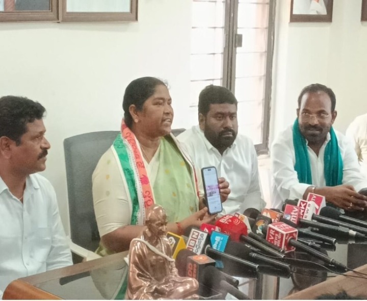 BRS నాయకులపై మంత్రి సీతక్క ఫైర్