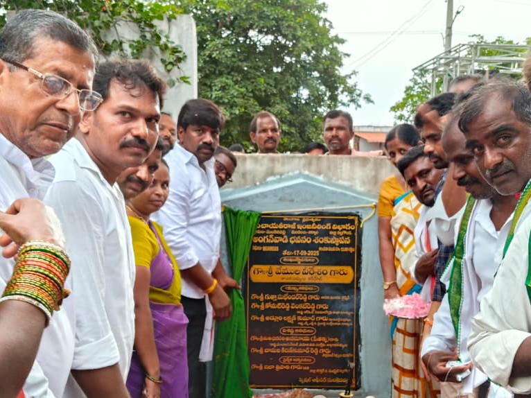 అంగన్వాడీలు, సీసీ రోడ్డు పనులకు శంకుస్థాపన