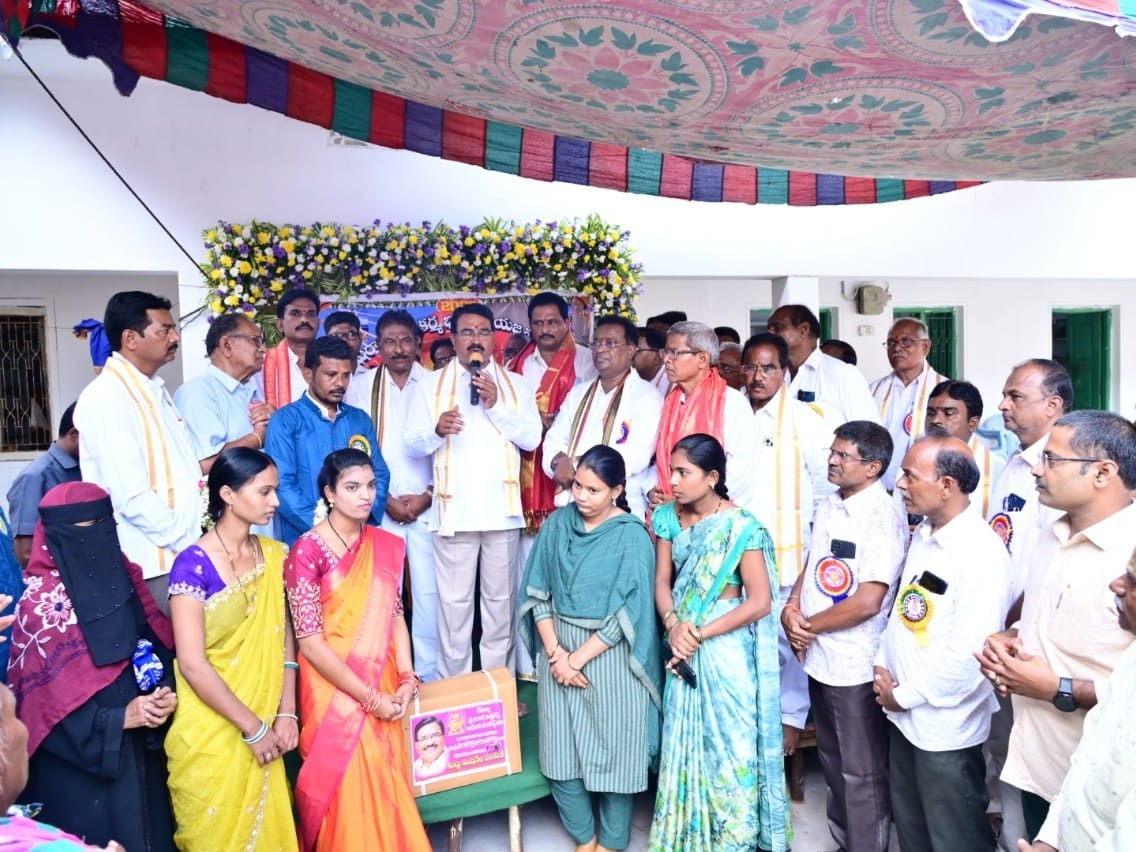కుట్టు మిషన్లను పంపిణీ చేసిన మాజీ మంత్రి
