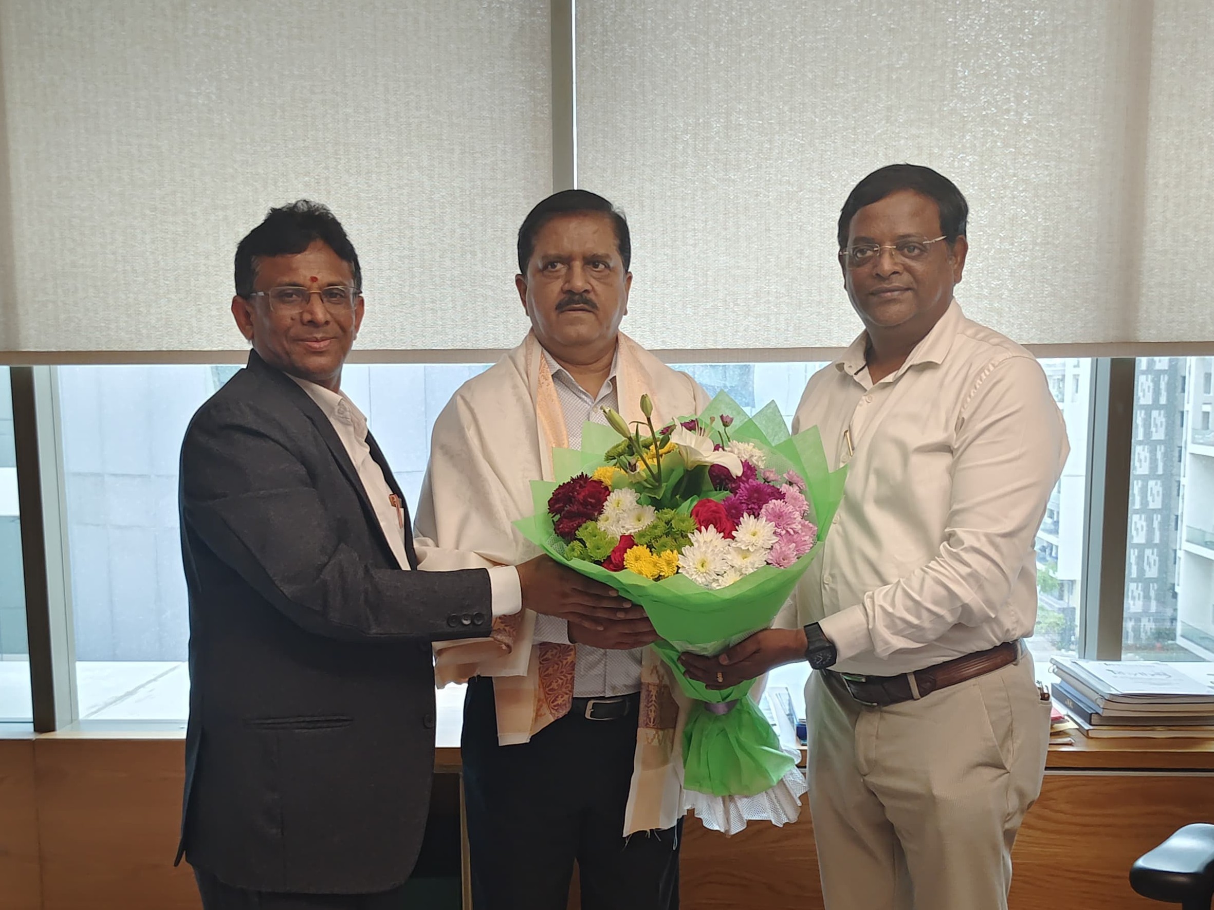 స్నాతకోత్సవానికి ఆహ్వానిస్తూ పత్రిక అందజేత