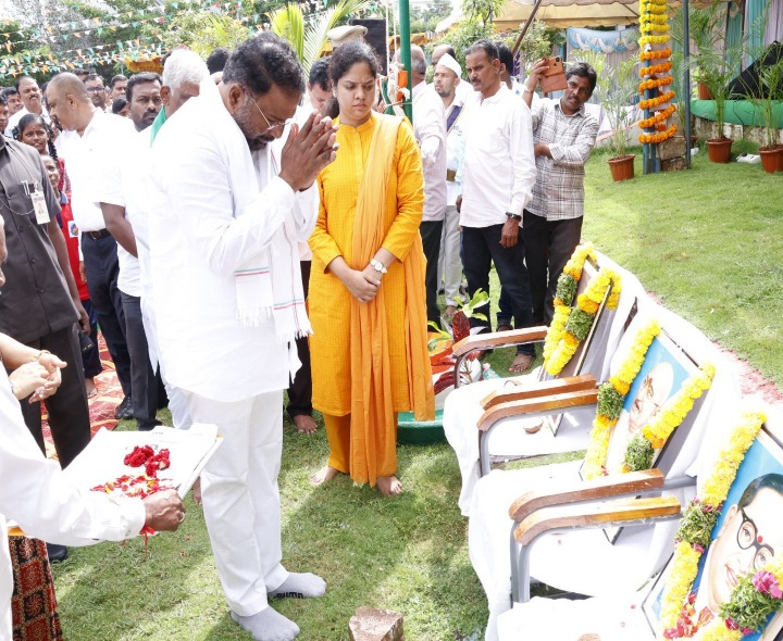 జెండాను ఆవిష్కరించిన మంత్రి