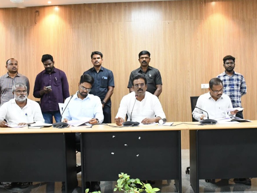 సమస్యలు పరిష్కరించే బాధ్యత అధికారులదే: ఎమ్మెల్యే