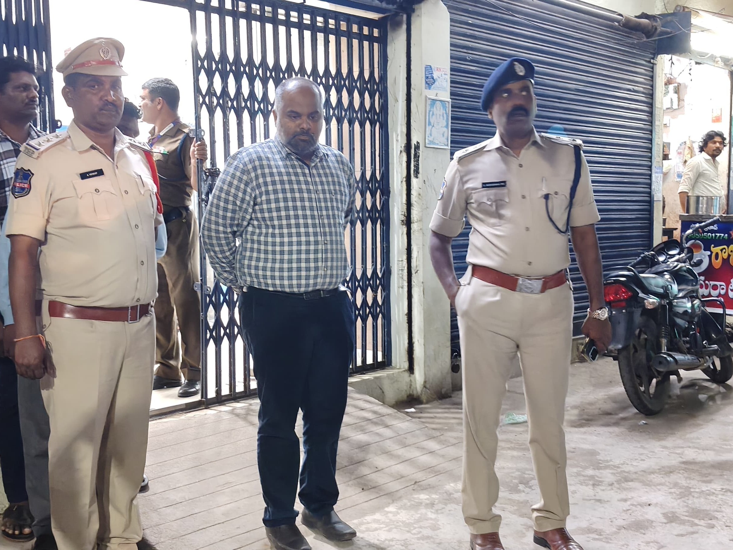 సూర్యాపేట SBI బ్యాంక్ మెయిన్ బ్రాంచ్ నందు భద్రత తనిఖీ