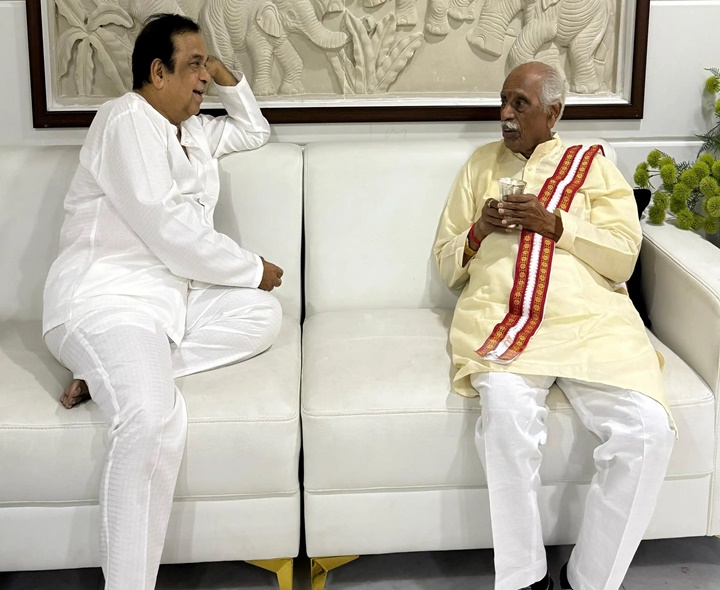 ‘అలయ్‌ బలయ్‌’కి రండి.. బ్రహ్మానందంకు ఆహ్వానం