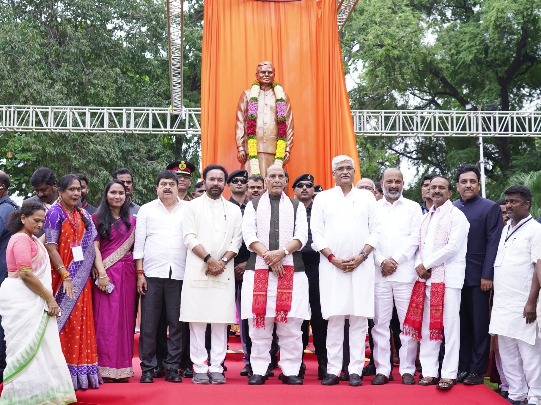 అటల్ బిహారీ వాజపేయి విగ్రహ ఆవిష్కరణ