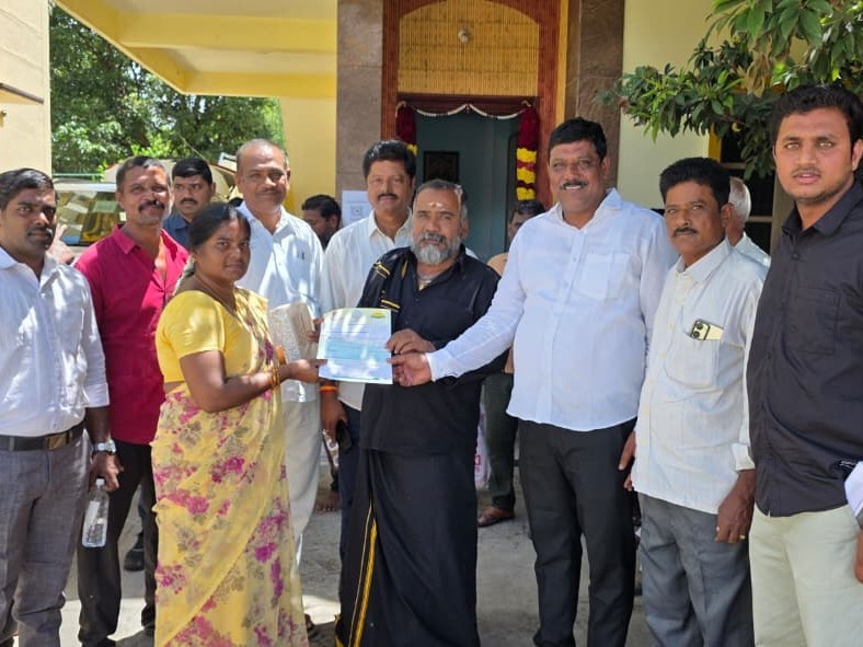 సీఎం సహాయ నిధి చెక్కు అందజేసిన MLA