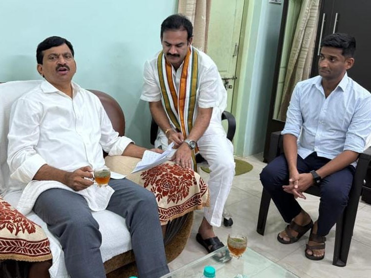 నియోజకవర్గం పరిస్థితులను అడిగి తెలుసుకున్న మంత్రి