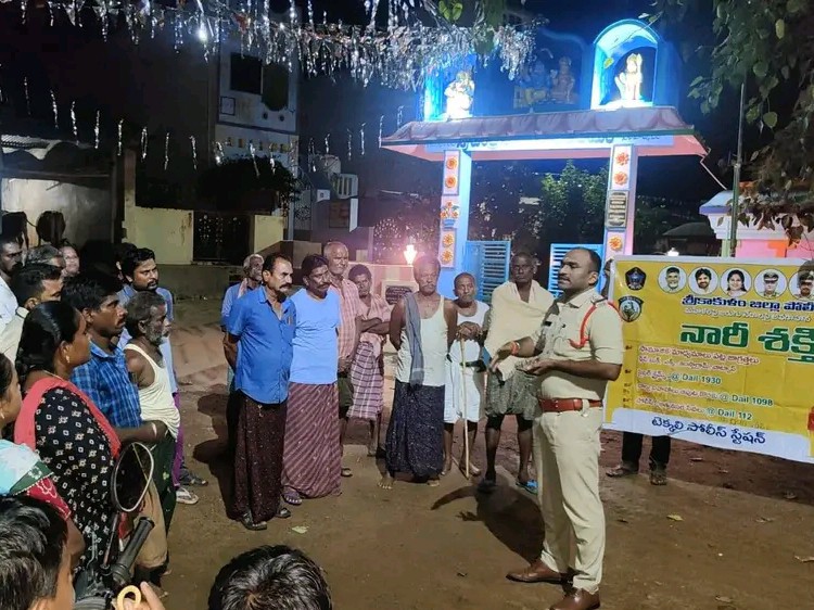మహిళా భద్రతపై అవగాహన కల్పించిన : సీఐ