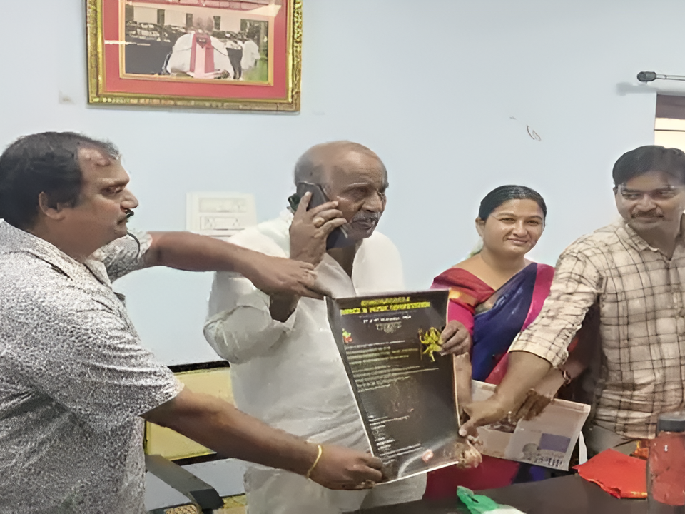 నృత్య పోటీల పోస్టర్‌ను ఆవిష్కరించిన ఎమ్మెల్యే