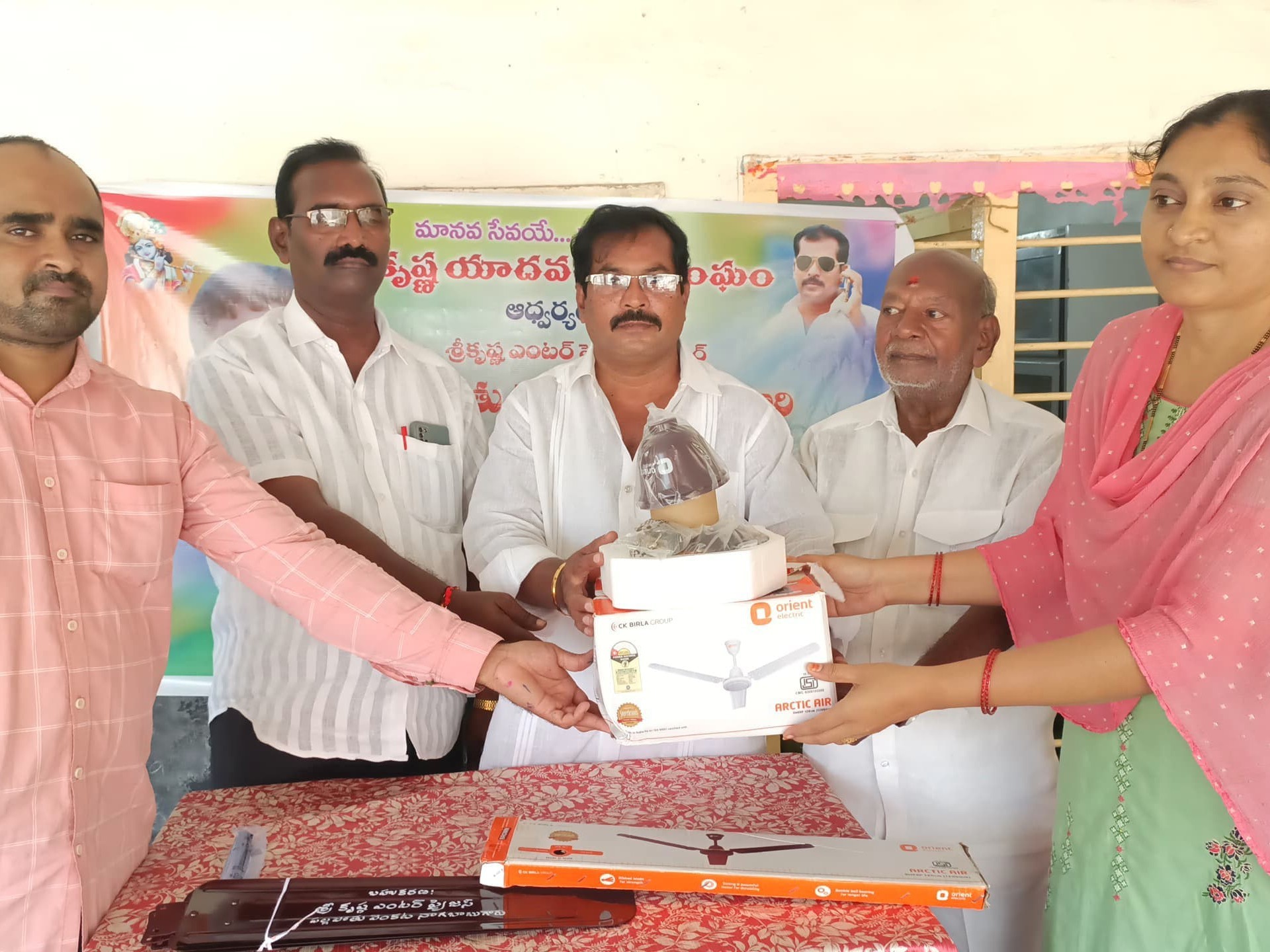మున్సిపల్ ప్రాథమిక పాఠశాలకు సీలింగ్ ఫ్యాన్లు వితరణ