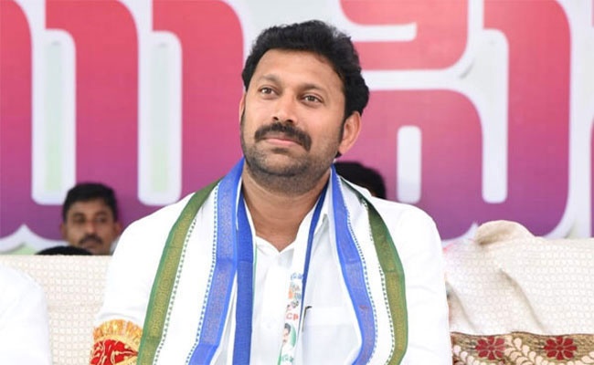 MLAలు రాజుల్లా ఫీల్ అవుతున్నారు: ఎంపీ అవినాష్