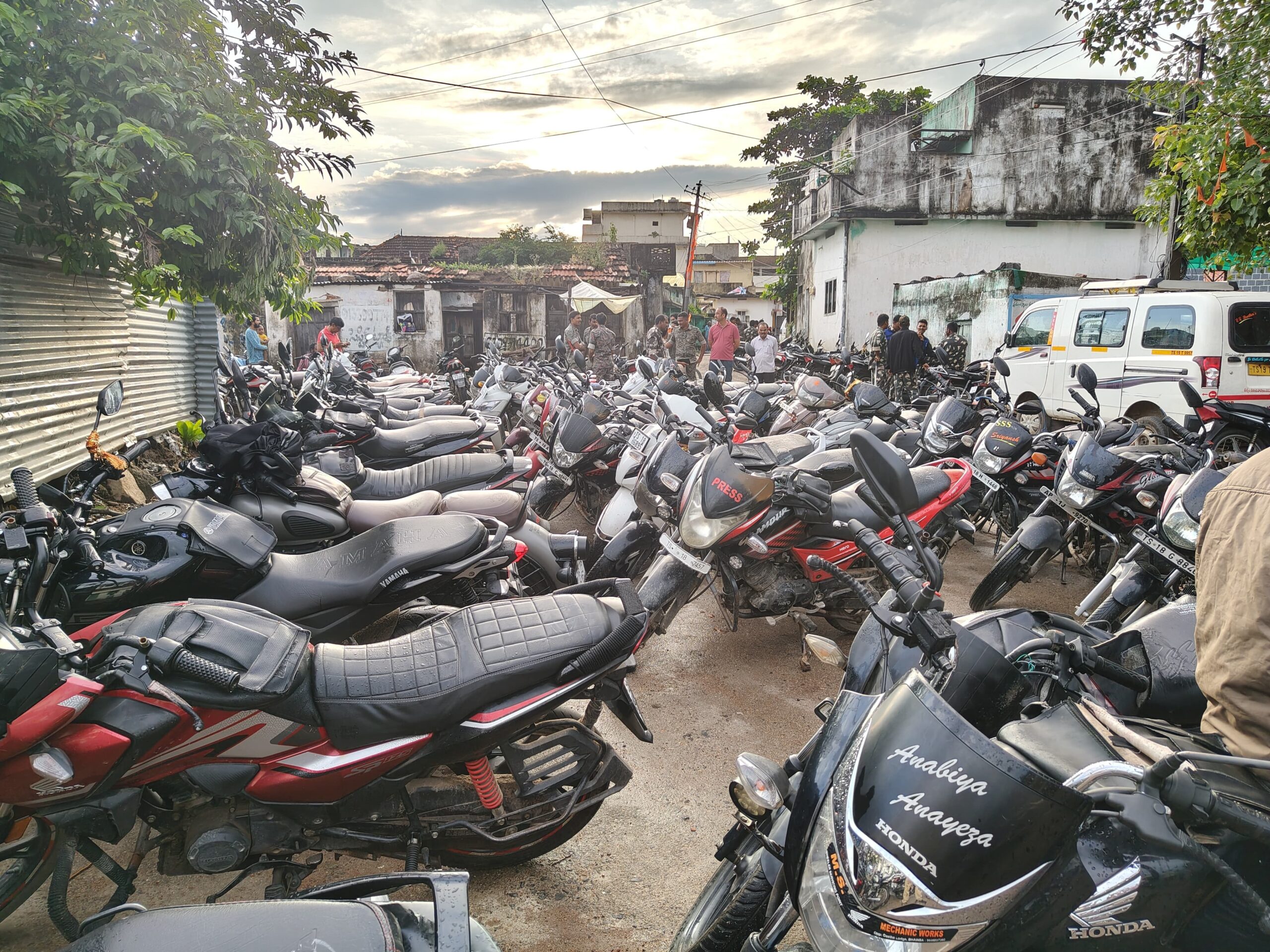 పోలీసుల కార్డెన్ సెర్చ్.. 120 వాహనాలు సిజ్