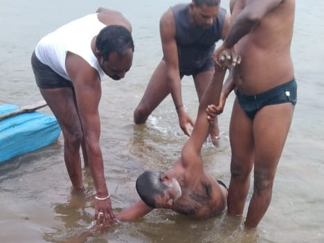 చెరువులో పడి పంచాయతీ కార్మికుడు మృతి