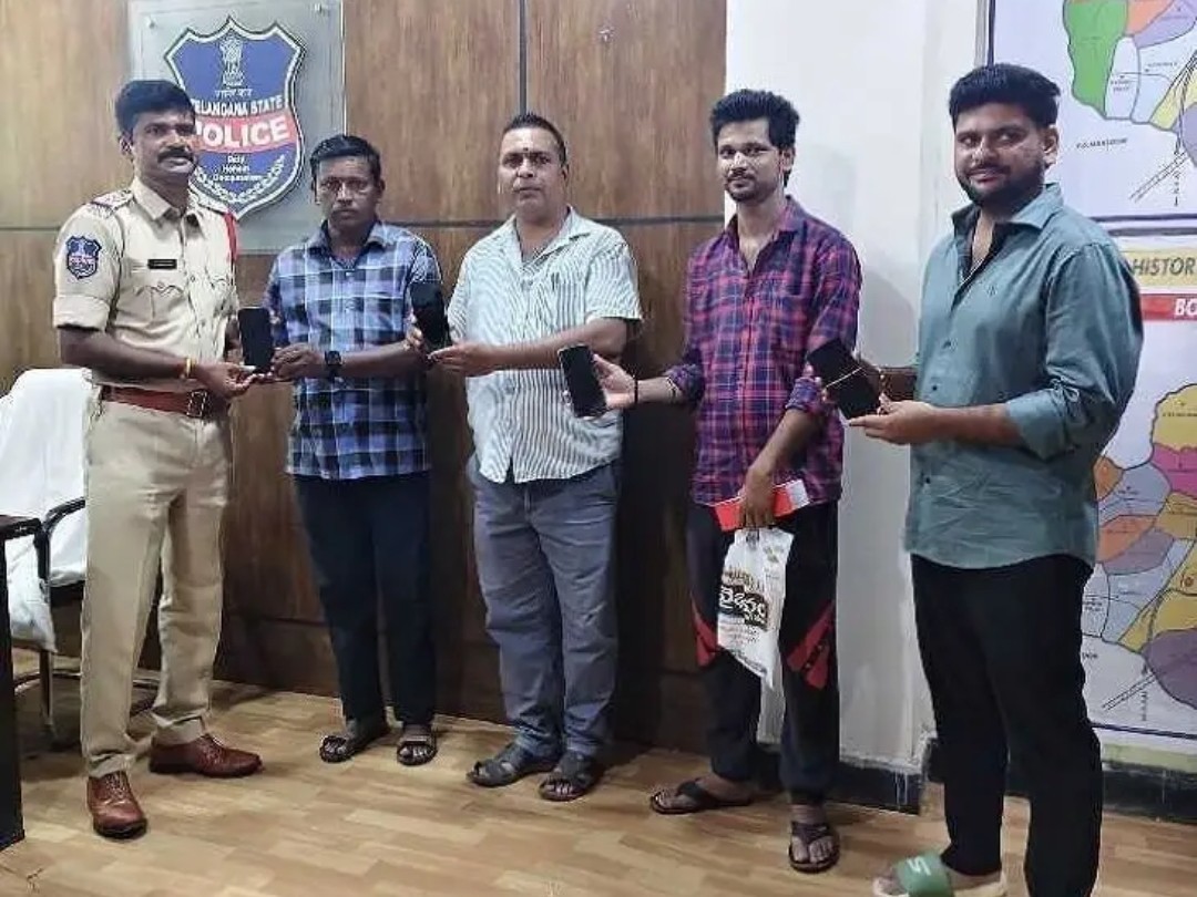 బాధితులకు మొబైల్ ఫోన్లను అందజేసిన సీఐ