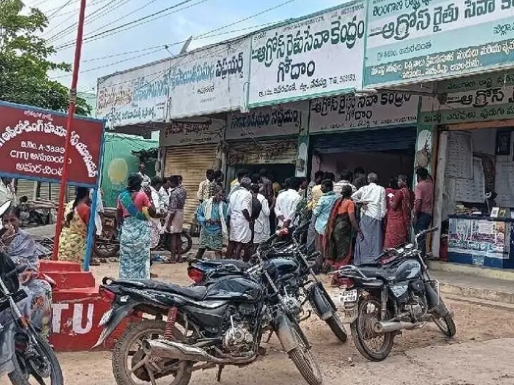 కొనసాగుతున్న యూరియా పంపిణీ