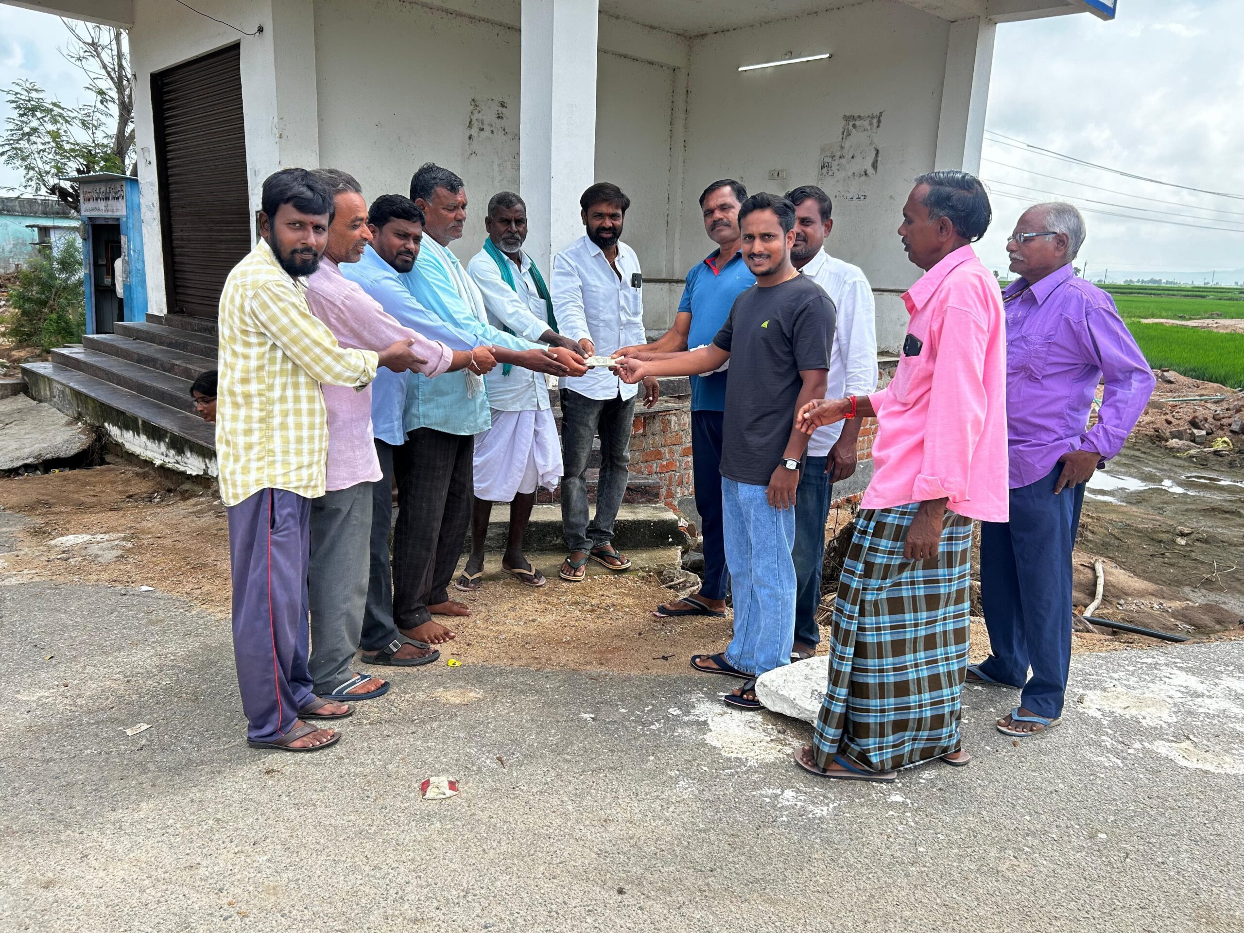 బస్‌స్టాండ్ మరమ్మత్తులకు రూ. 30 వేలు ఆర్థిక సహాయం