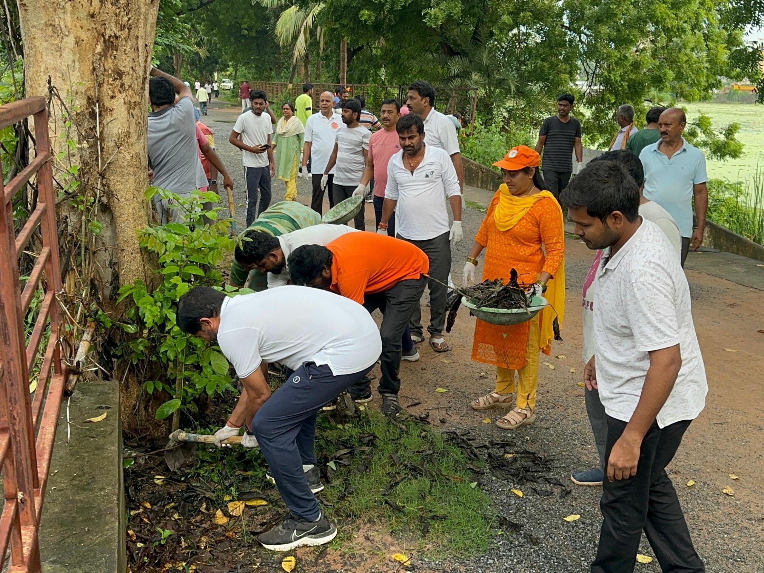 చెరువు కట్ట పరిశుభ్రం